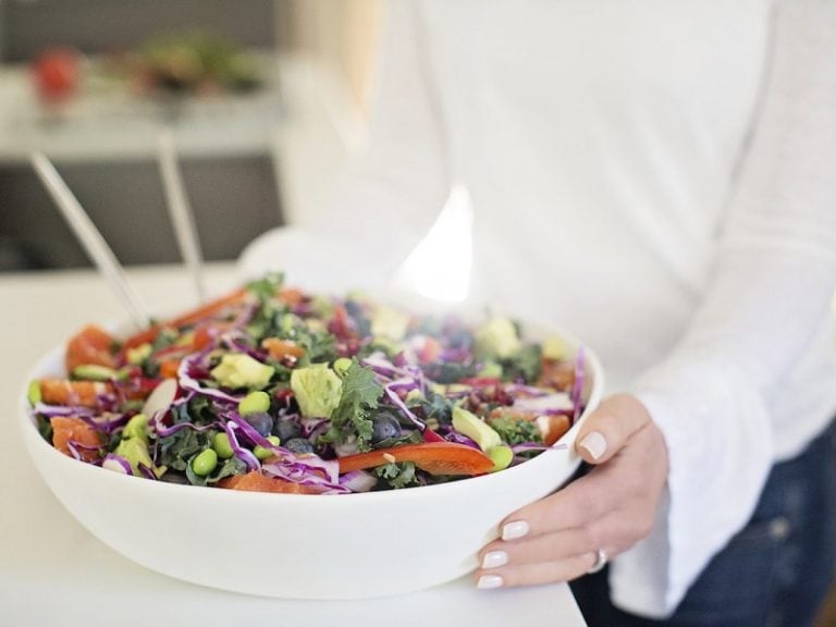 What are the benefits of eating more plants? If you're considering a plant-based diet or going vegan, click through for why you should try eating more plants! #plantbased #vegan