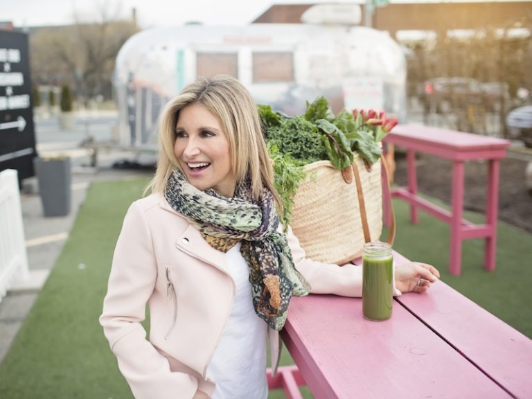 Elise-Museles-Green-Smoothie-Pink-Table-SM